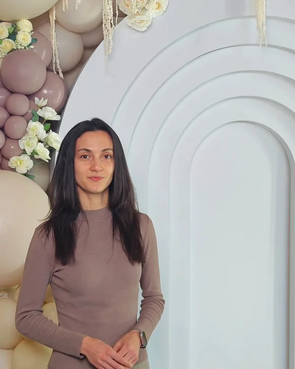 Alina — designer and founder of Alina Balloon, Los Angeles