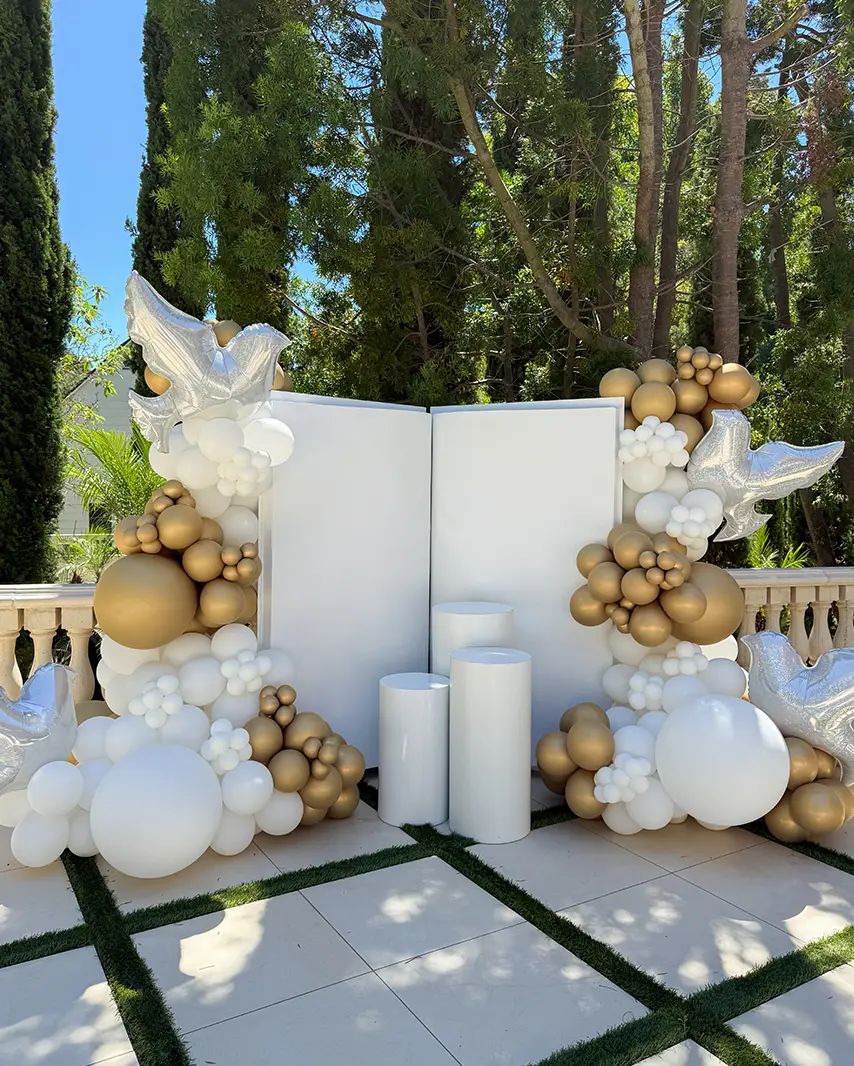 Full event balloon decoration with backdrop and garlands