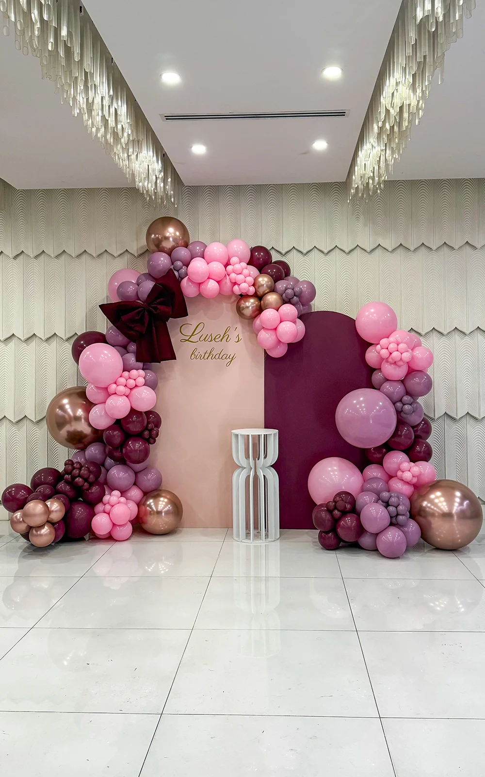 Balloon arch installation at a Los Angeles event by Alina Balloon